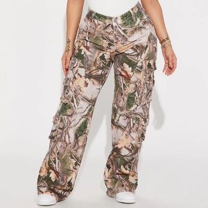 Fashion Nova Hide & Seek Camo Cargo Jeans — Size 7